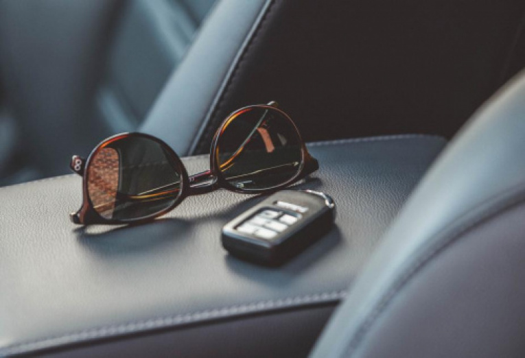 sunglasses-car-keys