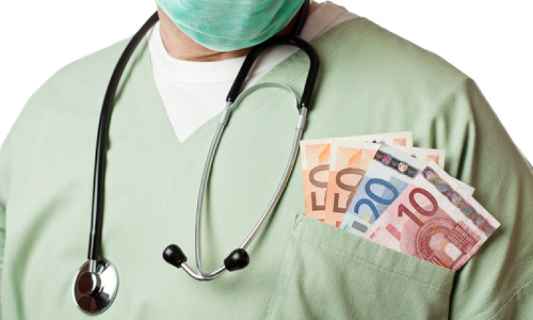 Doktor a peniaze-001