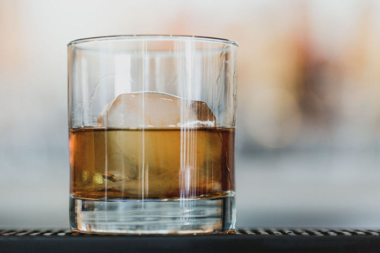 bourbon-cocktail-on-the-rocks