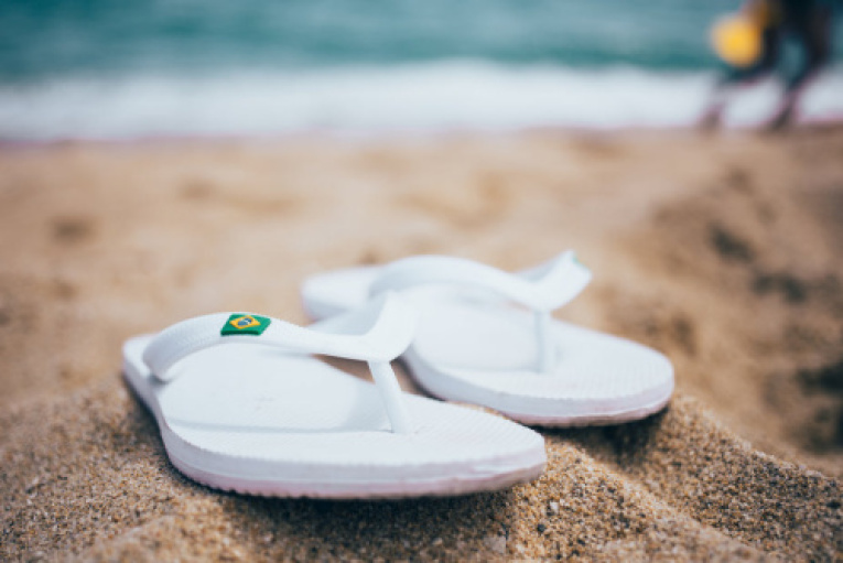 sandals-in-sand