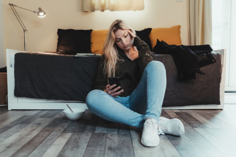 burst-Laura-BC-woman-sits-on-floor