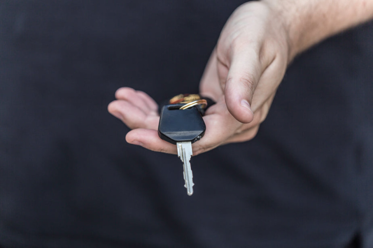 holding-car-keys