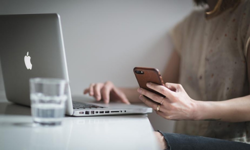 burst-Matthew Henry-smartphone