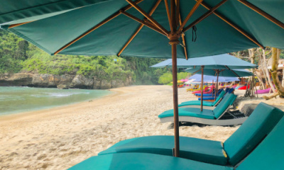 blue-sun-shades-and-deck-chairs-on-a-golden-sandy-beach