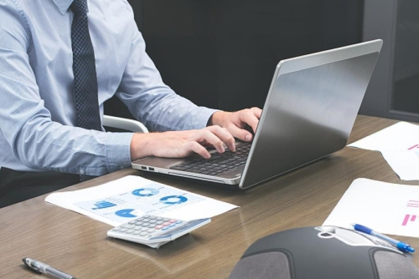 burst-shopify-office-staff-typing-on-laptop