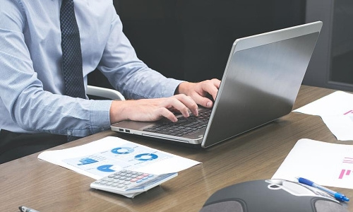 burst-shopify-office-staff-typing-on-laptop